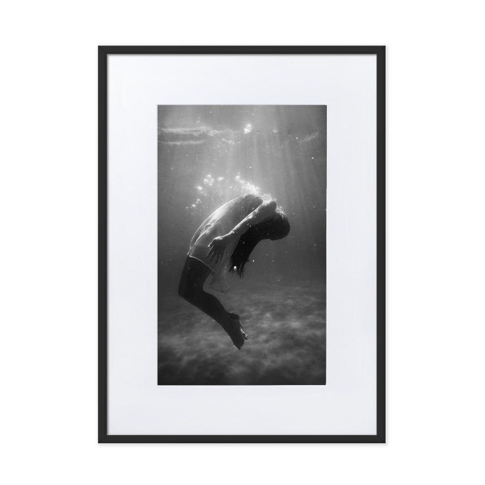 Poster mit Passepartout - girl in the water Kuratoren von artlia Schwarz / 50×70 cm artlia