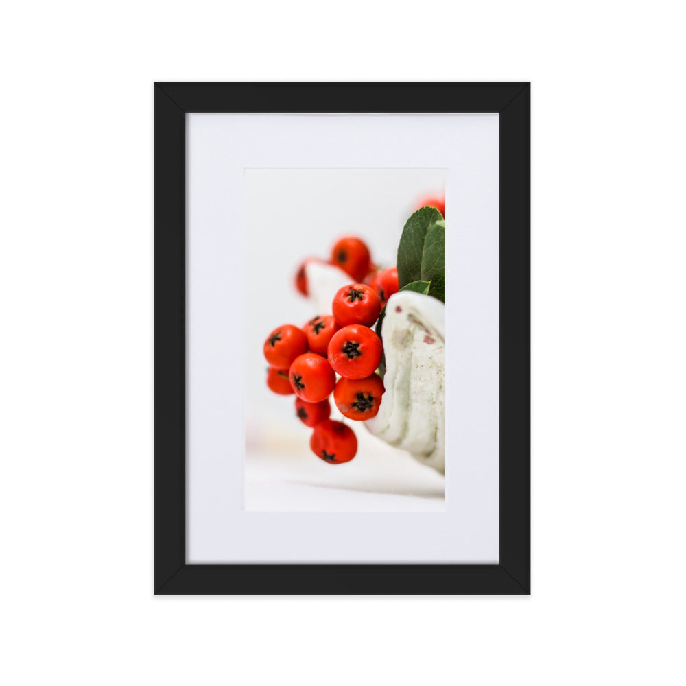 Poster mit Passepartout - Red Berries Kuratoren von artlia Schwarz / 21×30 cm artlia