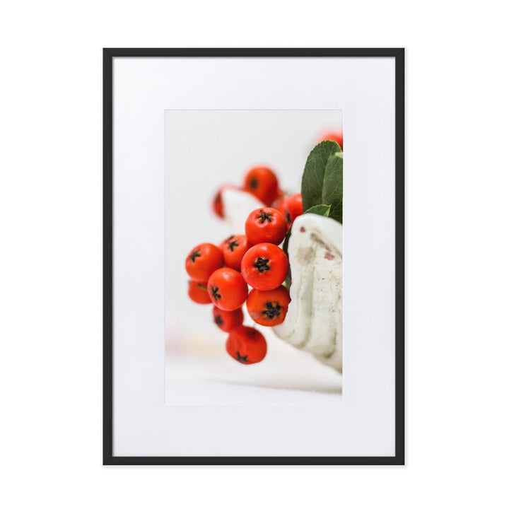 Poster mit Passepartout - Red Berries Kuratoren von artlia Schwarz / 50×70 cm artlia