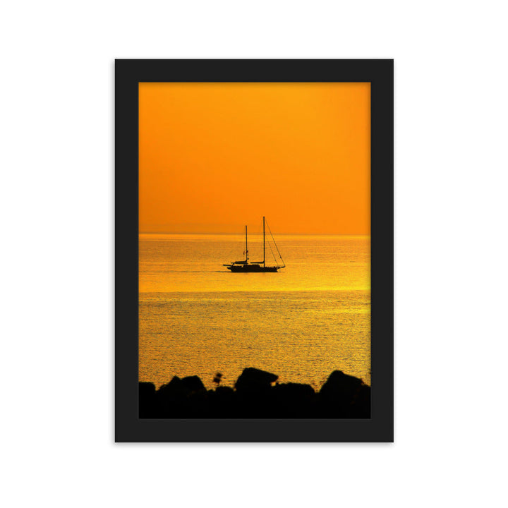 Poster mit Rahmen - a ship on golden sea Kuratoren von artlia Schwarz / 21×30 cm artlia