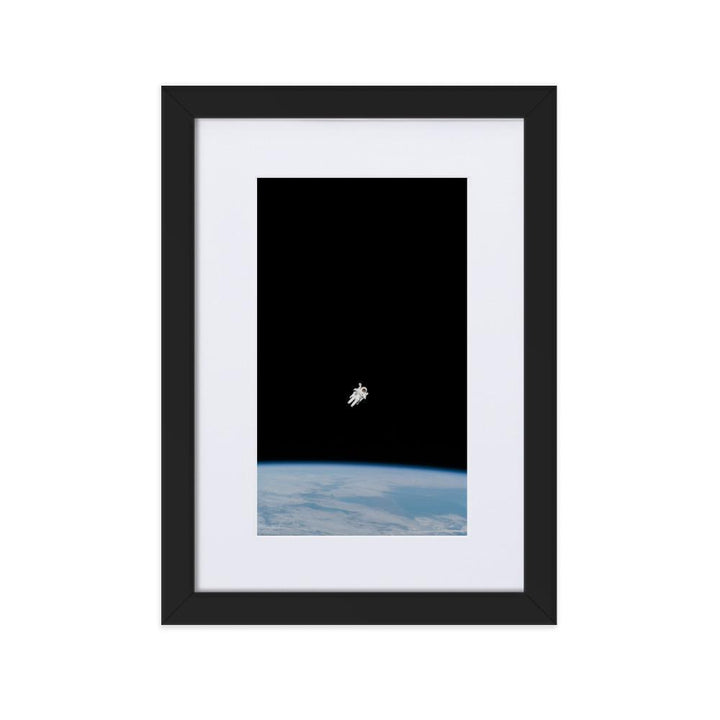 Astronaut im Weltraum - Poster im Rahmen mit Passepartout NASA schwarz / 21×30 cm artlia