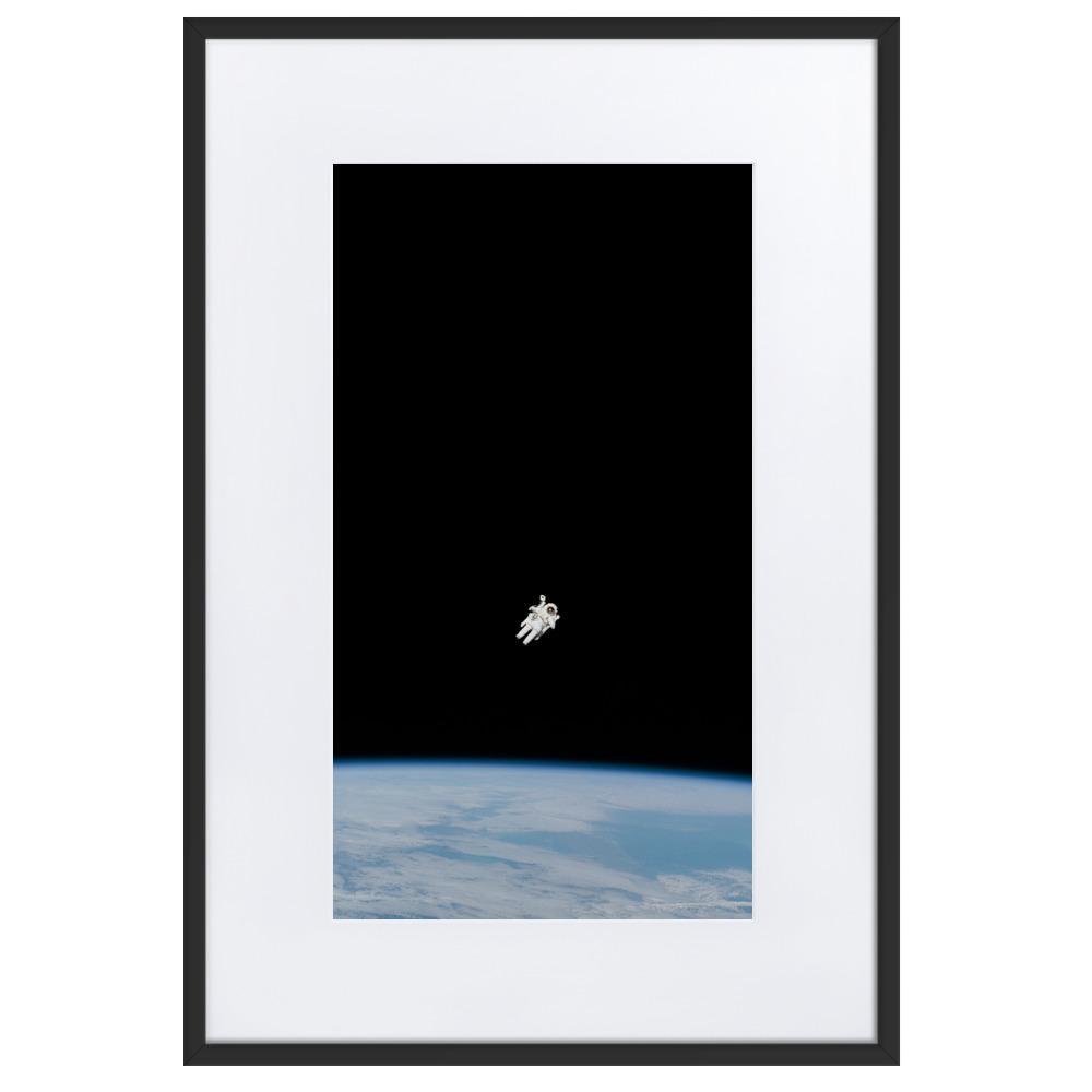Astronaut im Weltraum - Poster im Rahmen mit Passepartout NASA schwarz / 61×91 cm artlia
