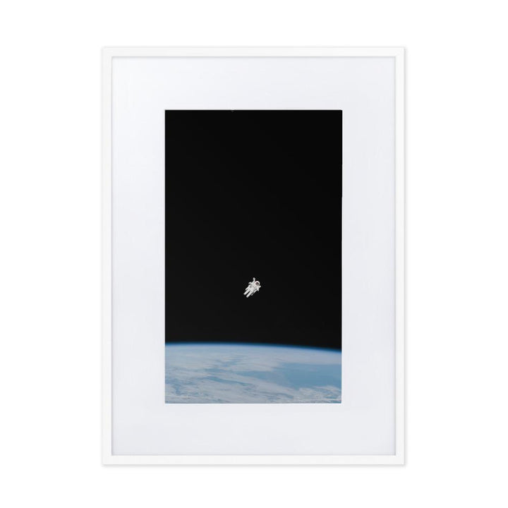 Astronaut im Weltraum - Poster im Rahmen mit Passepartout NASA weiß / 50×70 cm artlia