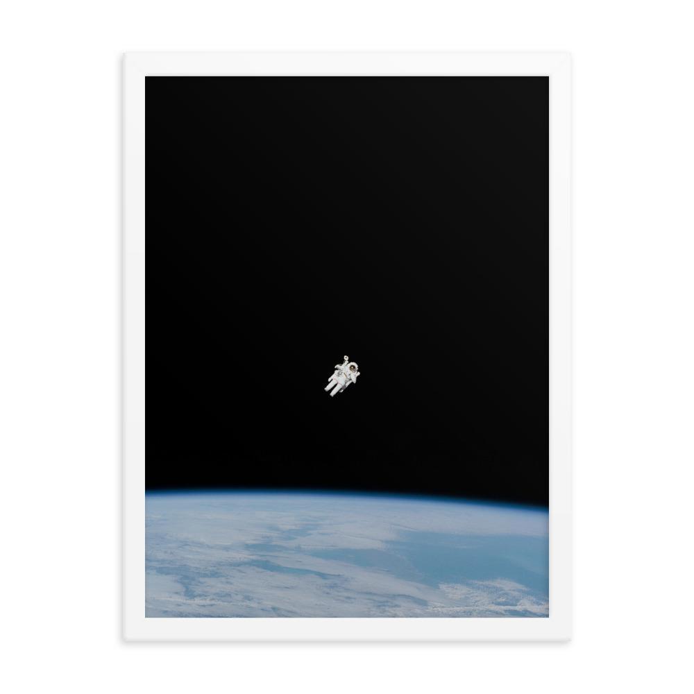 Astronaut im Weltraum - Poster im Rahmen NASA weiß / 46x61 cm artlia
