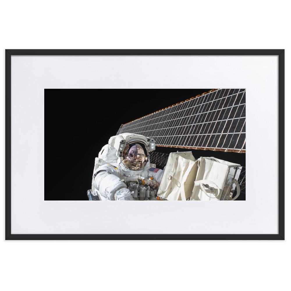 Astronaut - Poster im Rahmen mit Passepartout NASA schwarz / 61×91 cm artlia