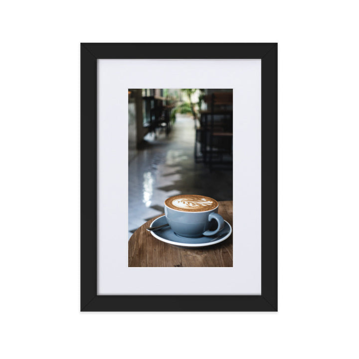 Cappuccino in Café - Poster im Rahmen mit Passepartout Kuratoren von artlia Schwarz / 21×30 cm artlia