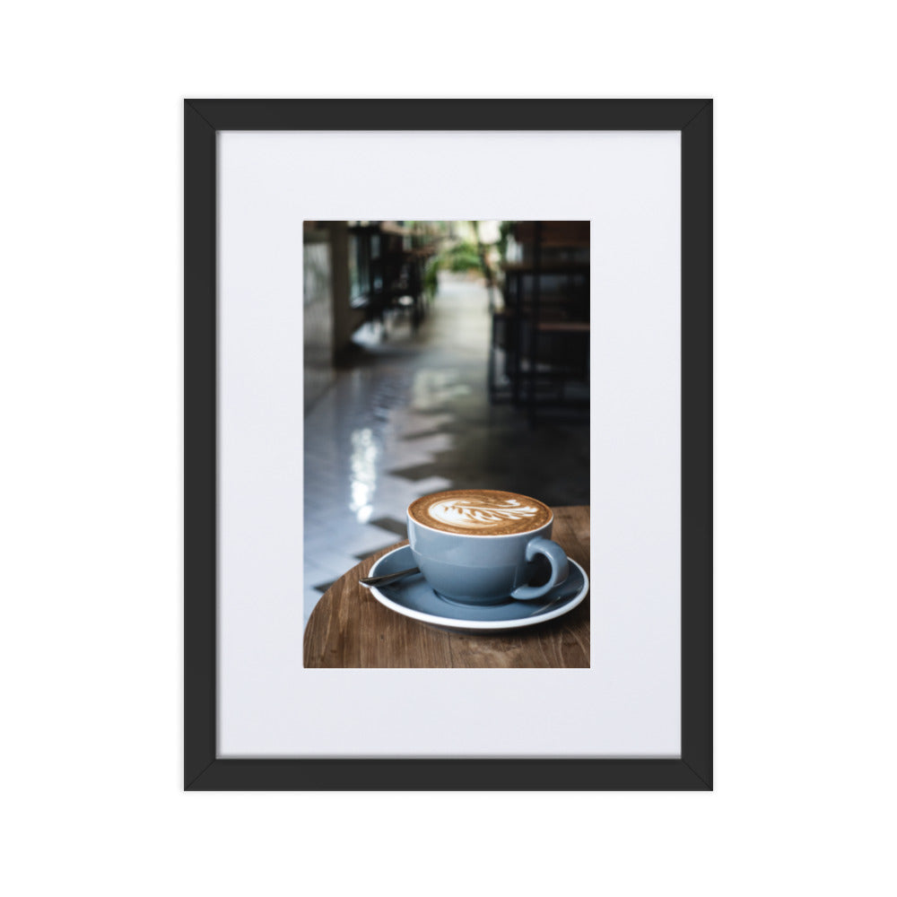 Cappuccino in Café - Poster im Rahmen mit Passepartout Kuratoren von artlia Schwarz / 30×40 cm artlia