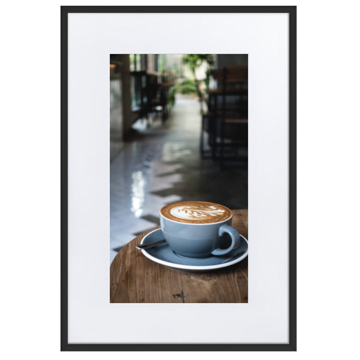 Cappuccino in Café - Poster im Rahmen mit Passepartout Kuratoren von artlia Schwarz / 61×91 cm artlia