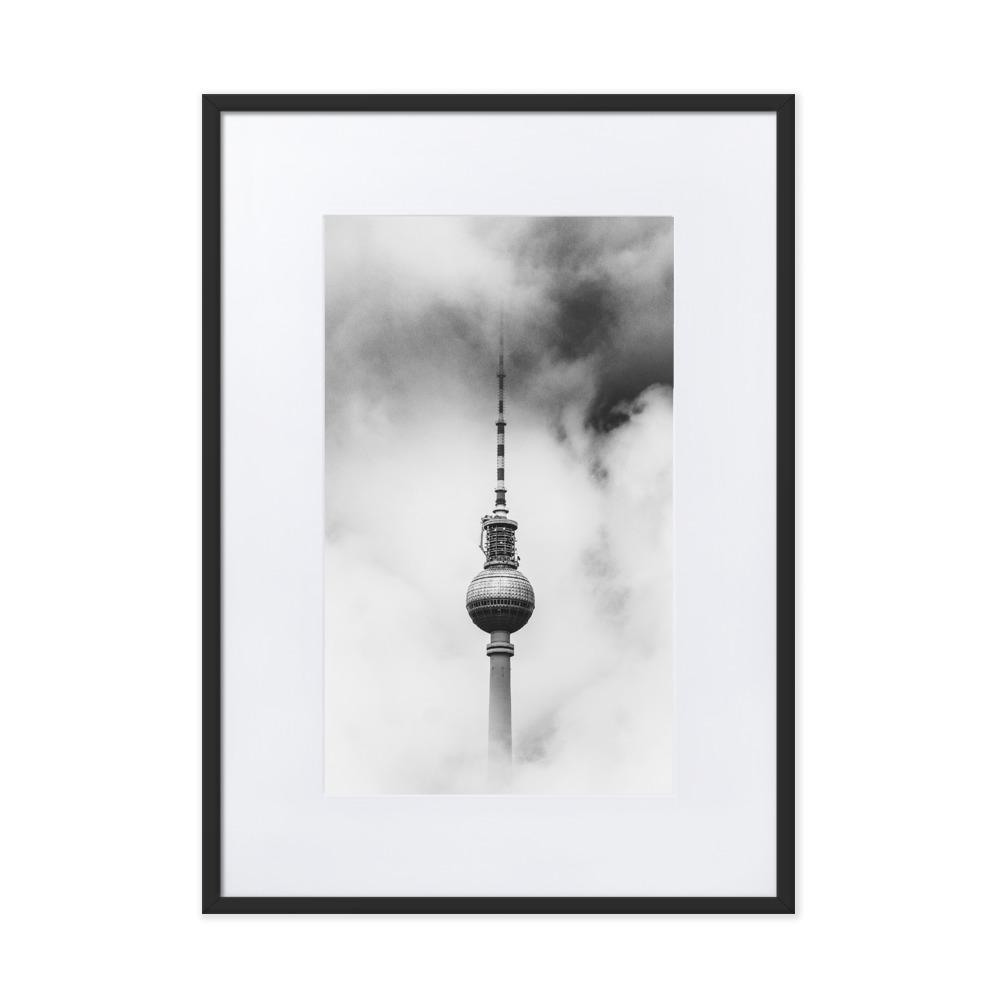 Der Berliner Fernsehturm - Poster im Rahmen mit Passepartout Kuratoren von artlia schwarz / 50×70 cm artlia