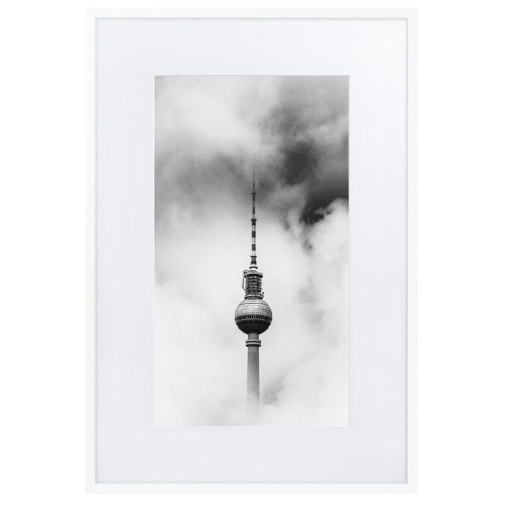 Der Berliner Fernsehturm - Poster im Rahmen mit Passepartout Kuratoren von artlia weiß / 61×91 cm artlia