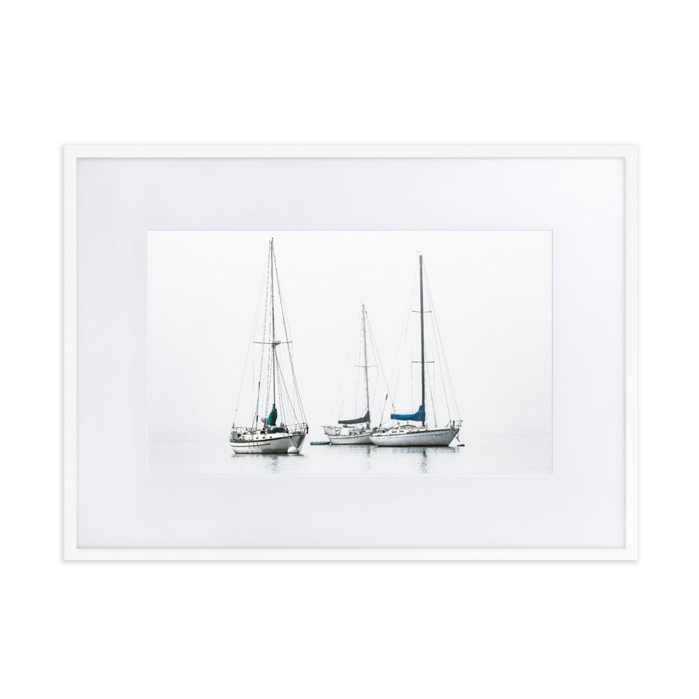 drei Segelboote - Poster im Rahmen mit Passepartout Kuratoren von artlia weiß / 30×40 cm artlia
