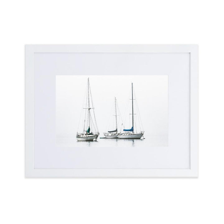 drei Segelboote - Poster im Rahmen mit Passepartout Kuratoren von artlia weiß / 50×70 cm artlia
