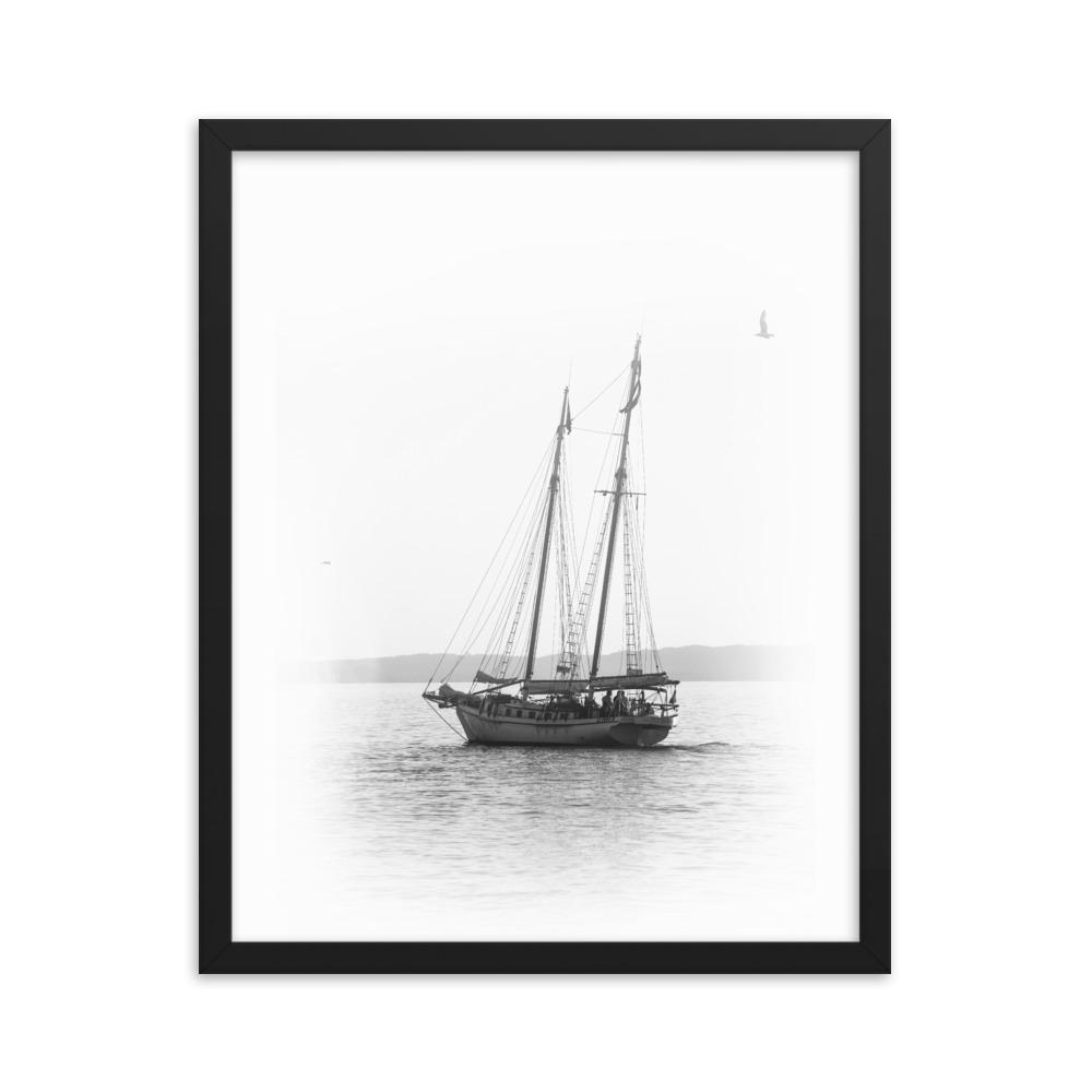 ein Segelboot - Poster im Rahmen Kuratoren von artlia schwarz / 41x51 cm artlia