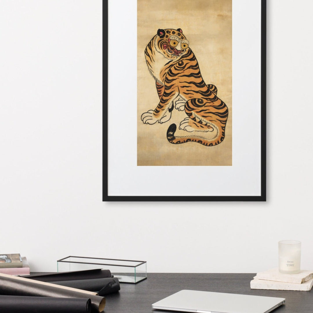 freundlicher Tiger - Poster im Rahmen mit Passepartout Kuratoren von artlia artlia