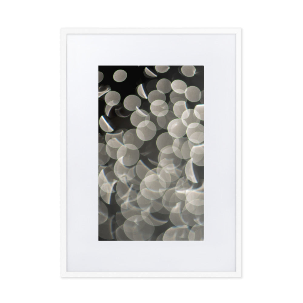 Lichtblasen - Poster im Rahmen mit Passepartout Kuratoren von artlia Weiß / 50×70 cm artlia