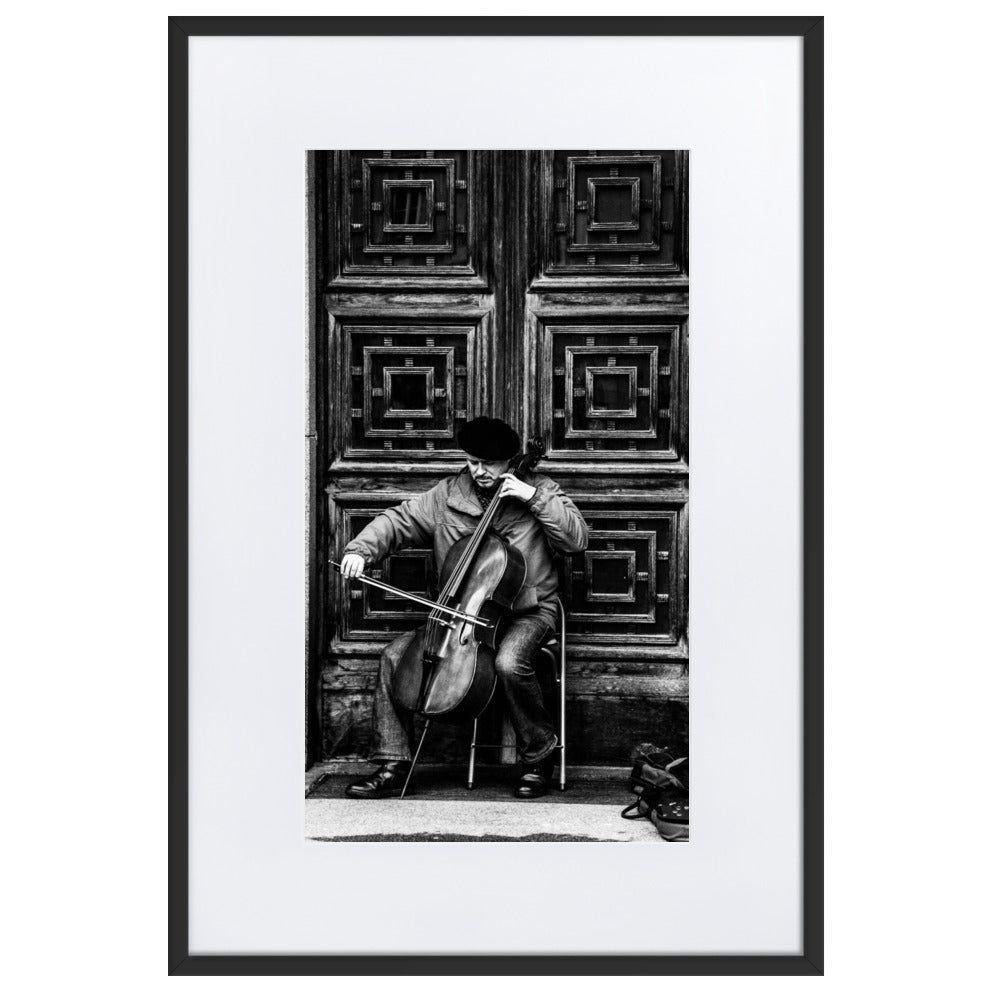 Poster mit Passepartout - A Cellist on the Street Kuratoren von artlia Schwarz / 61×91 cm artlia