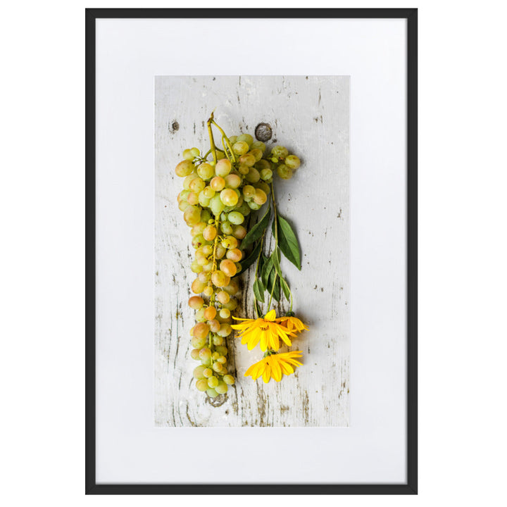 Poster mit Passepartout - Weintrauben und Blumen Kuratoren von artlia Schwarz / 61×91 cm artlia