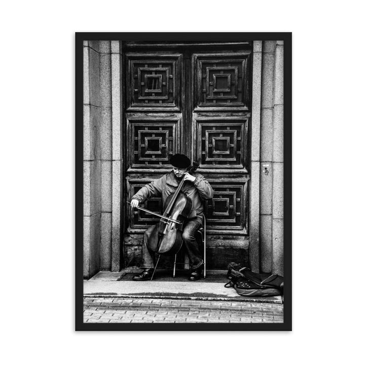 Poster mit Rahmen - A Cellist on the Street Kuratoren von artlia Schwarz / 50×70 cm artlia