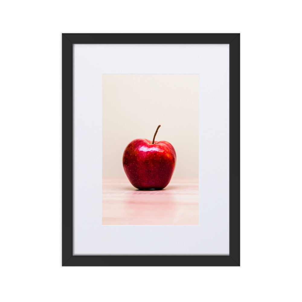 Red Apple - Poster im Rahmen mit Passepartout Kuratoren von artlia Schwarz / 30×40 cm artlia