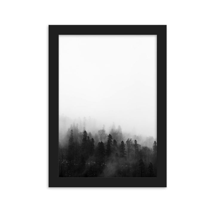 Wald im Nebel - Poster im Rahmen Kuratoren von artlia Schwarz / 21×30 cm artlia