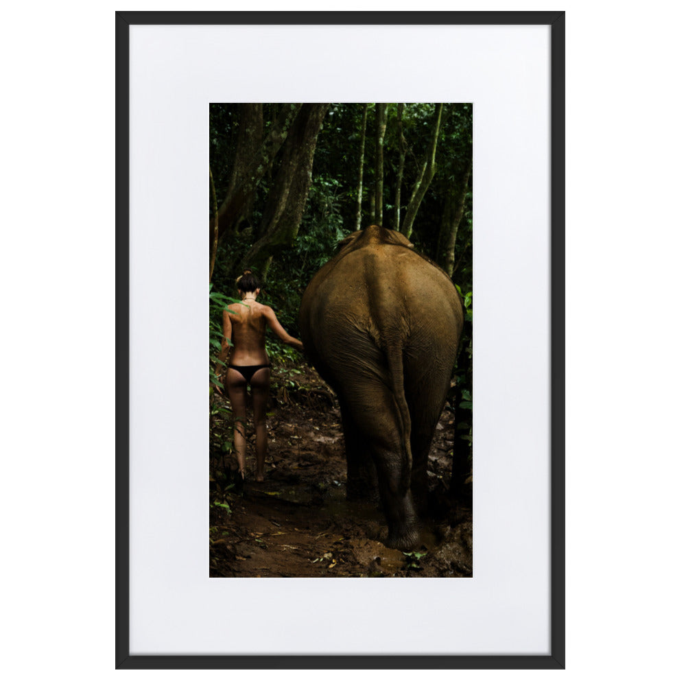 Walking into the Jungle - Poster im Rahmen mit Passepartout Kuratoren von artlia Schwarz / 61×91 cm artlia