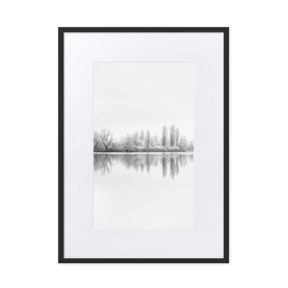 Winterlicher See Winter Lake - Poster im Rahmen mit Passepartout artlia Schwarz / 50×70 cm artlia