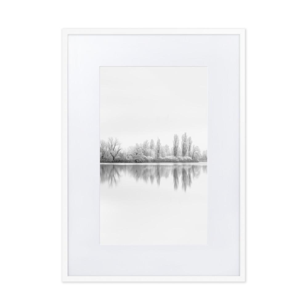Winterlicher See Winter Lake - Poster im Rahmen mit Passepartout artlia Weiß / 50×70 cm artlia
