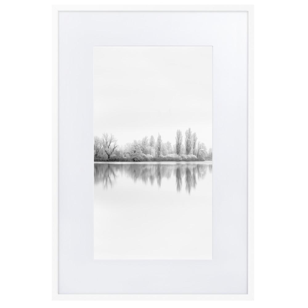 Winterlicher See Winter Lake - Poster im Rahmen mit Passepartout artlia Weiß / 61×91 cm artlia